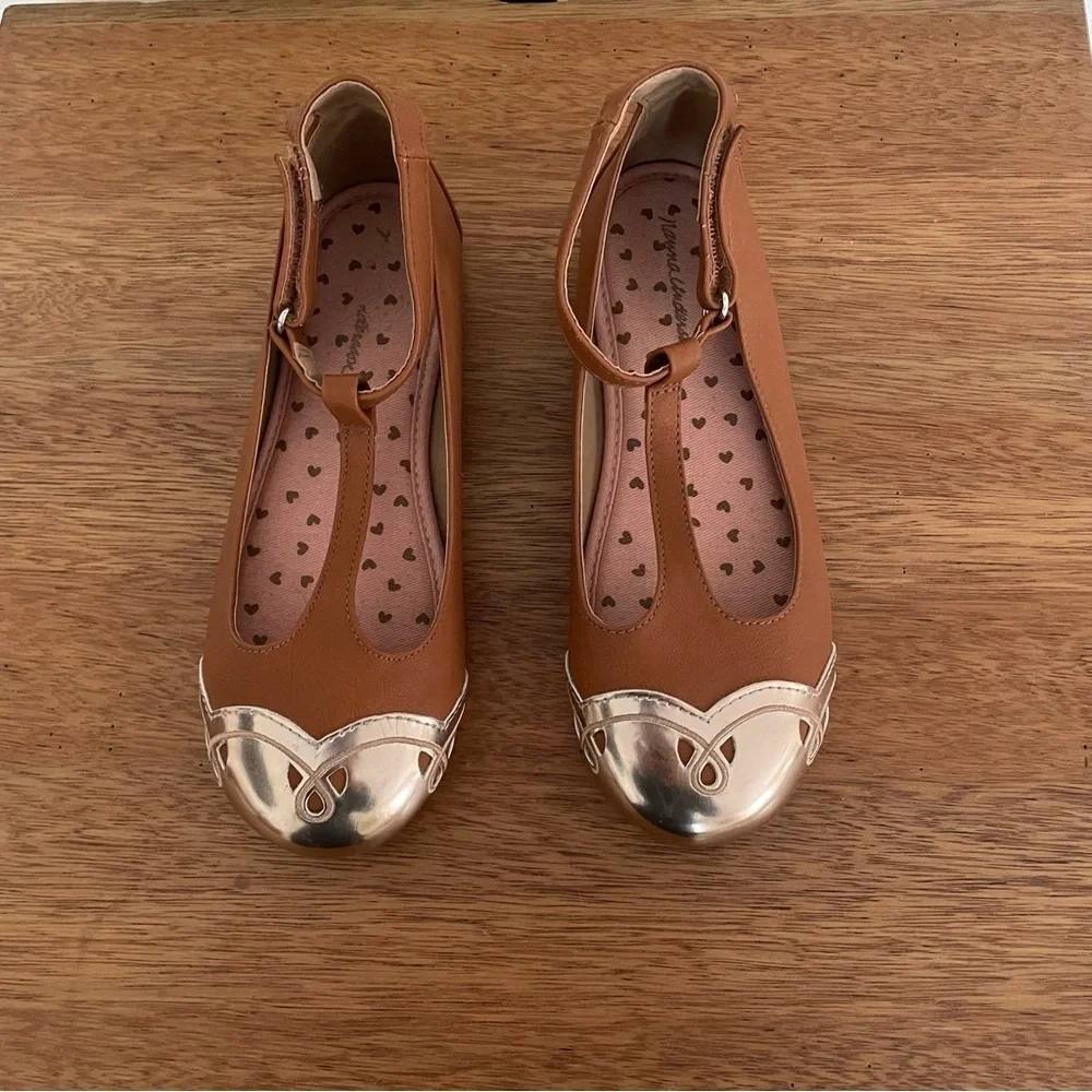 Hanna Andersson Kids Shoes in Tan and Gold